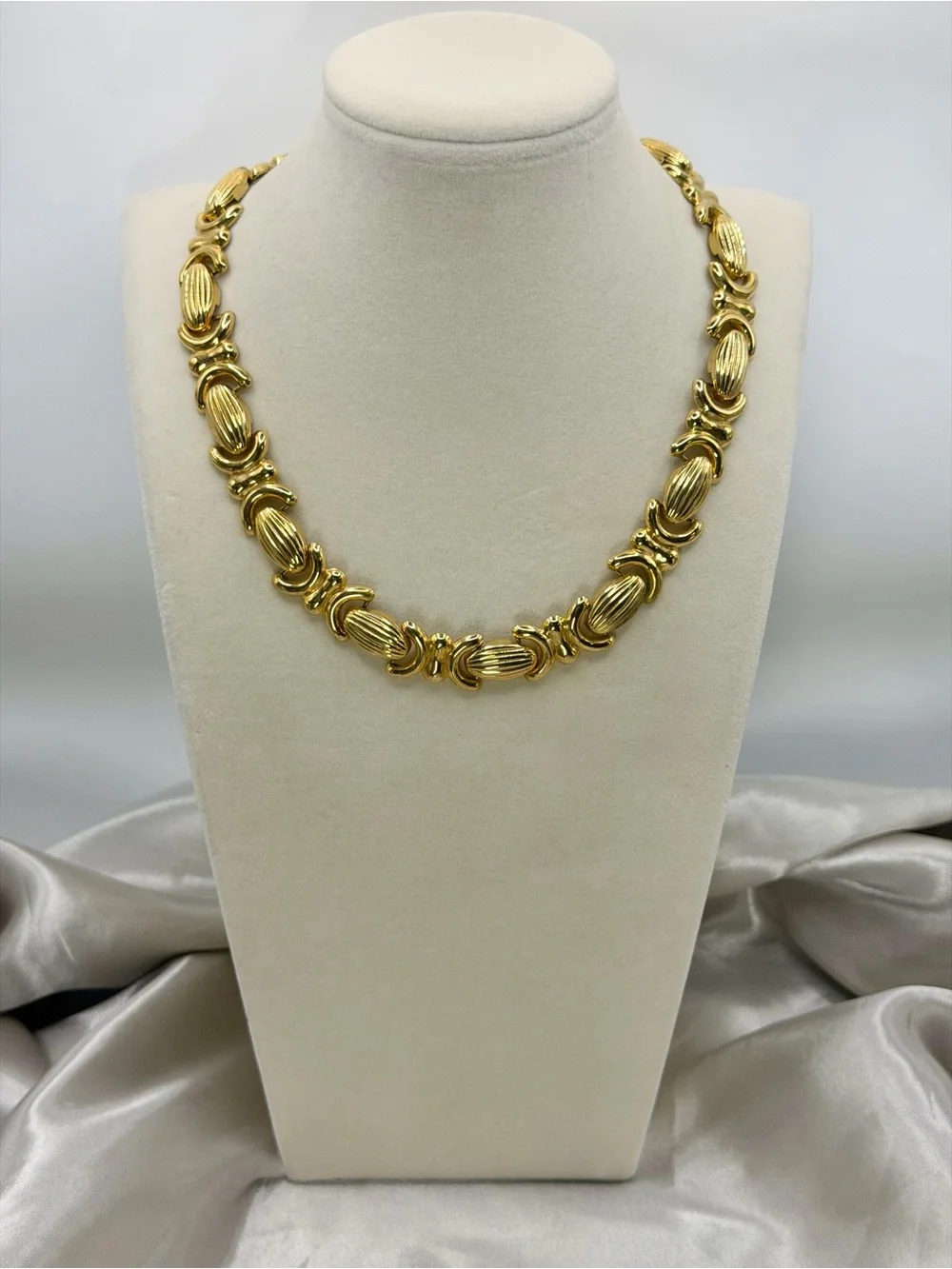 Vintage Avon Gold Tone Textured Link Choker Necklace (16 Inch) Description